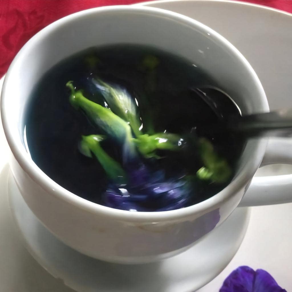 how-to-make-butterfly-pea-flower-tea-with-chia-seeds-3-steep-the-tea-min how-to-make-butterfly-pea-flower-tea-with-chia-seeds-3-steep-the-tea-min